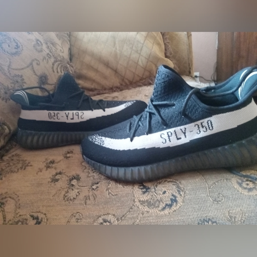 9.5 - Adidas Yeezy Boost 350 v2 Oreo
